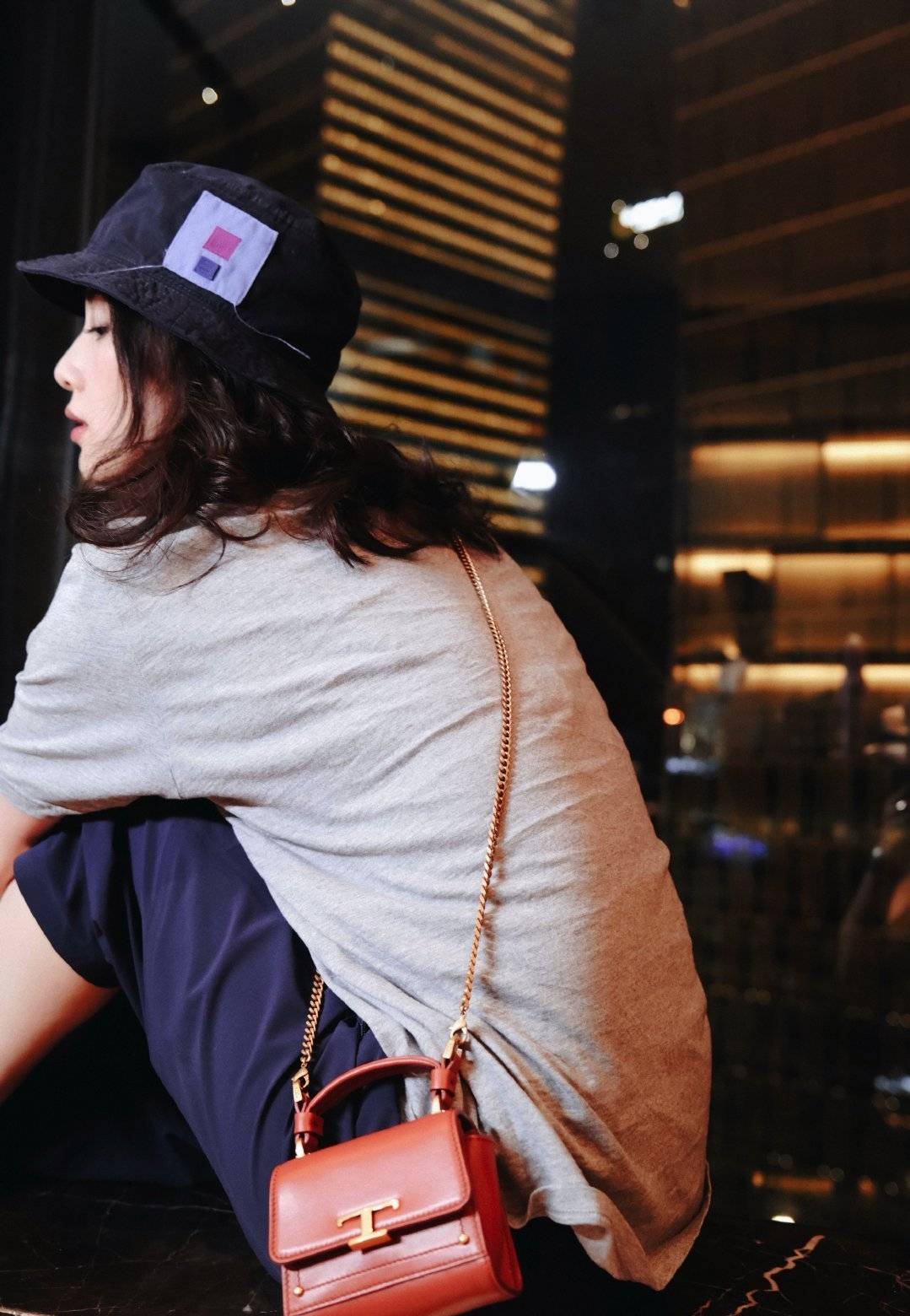 毛衣|33岁刘诗诗丝毫不显老,穿灰色T恤凹造型,气质太绝了