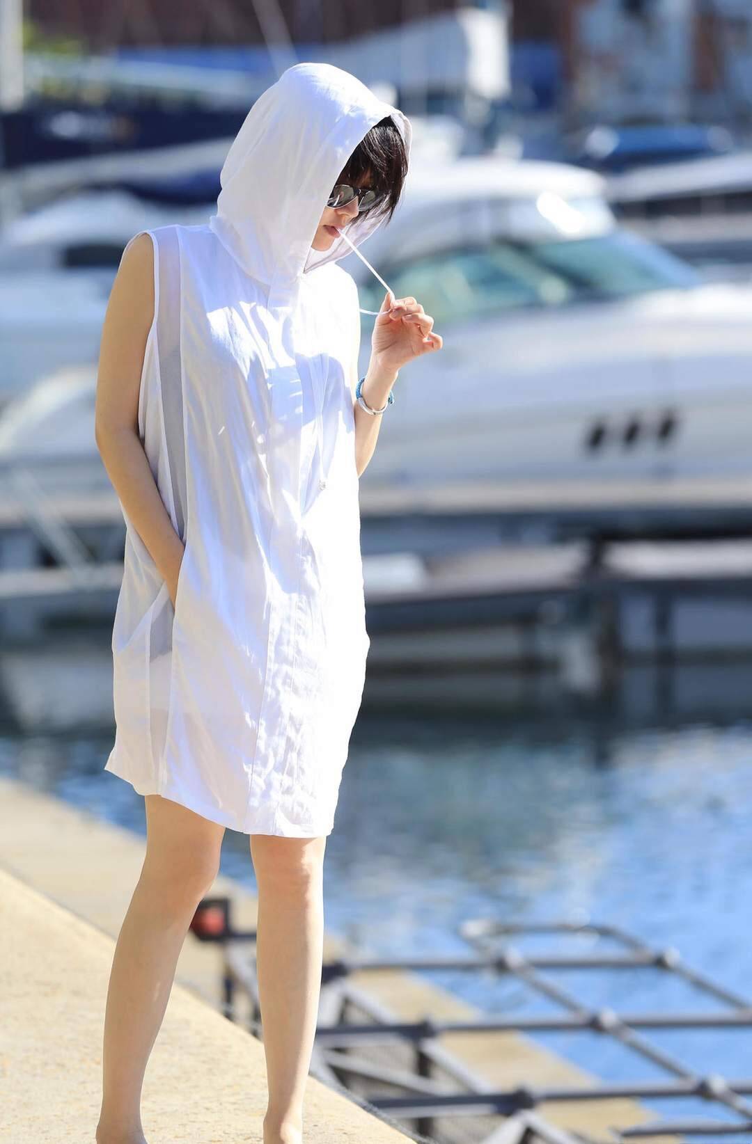 修而|许晴越老越任性，全身只穿一件白T就敢出门，换一般阿姨真撑不住