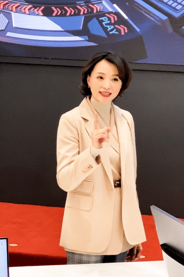 董卿学|职场风穿搭光有严肃感怎么够！跟董卿学挑选单品技巧，轻松变女神