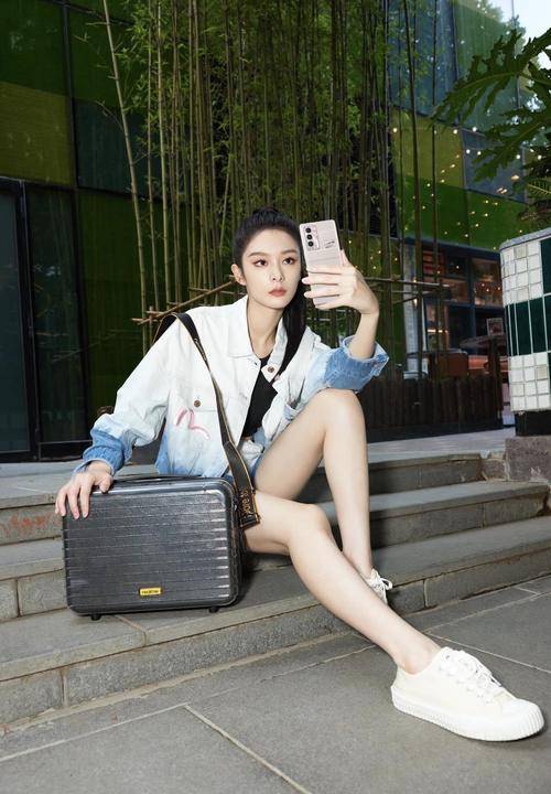 演艺事业|傅菁生日切蛋糕照曝光，白色运动装露小蛮腰，真的太瘦了