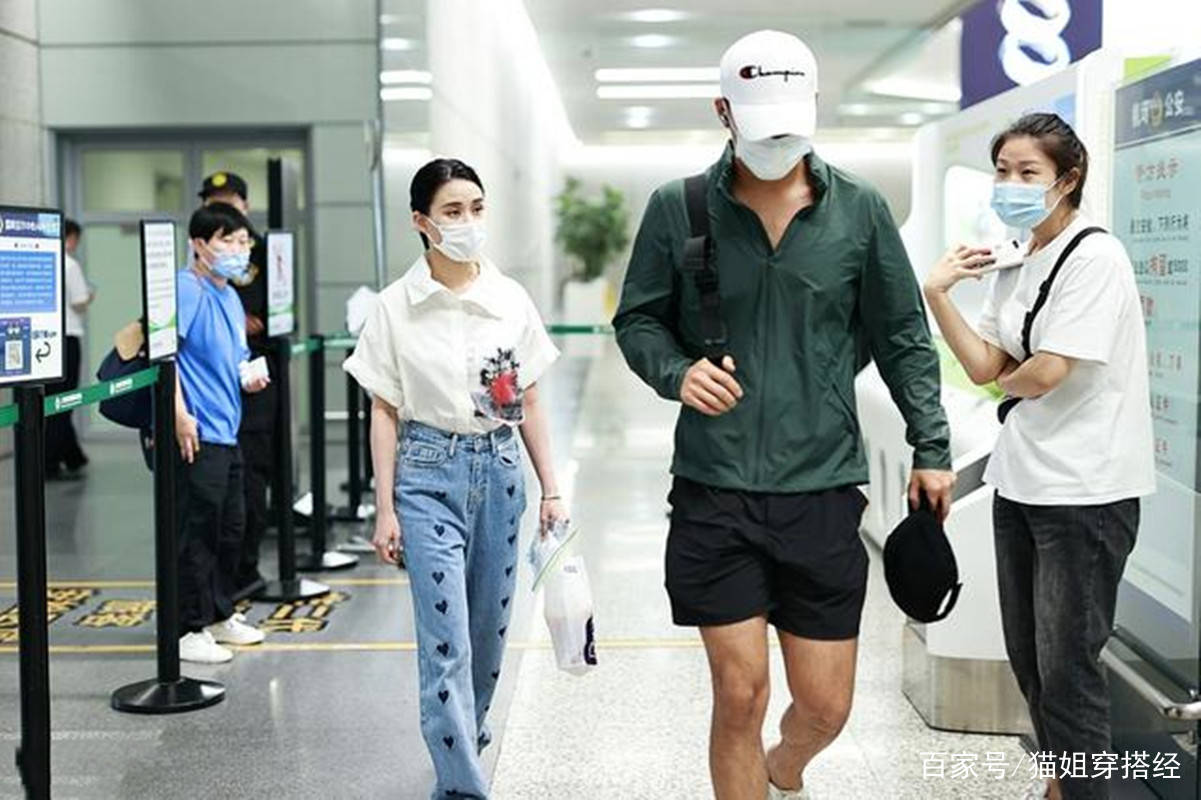 架子|何超莲真没豪门架子，和窦骁走机场穿白衬衫配牛仔裤，像邻家妹妹