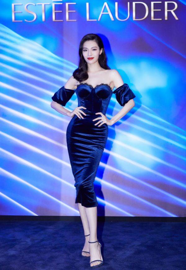 漂亮|钟楚曦身材好绝，一袭蝴蝶印花裙清新高雅，好似被上帝眷顾一般