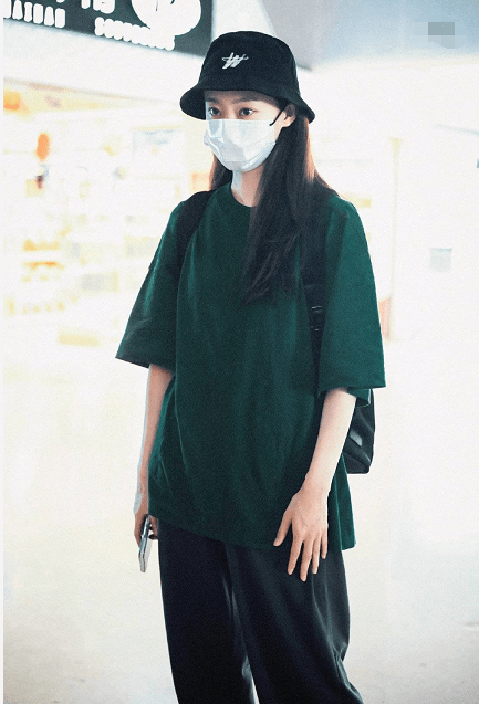 张小斐|张小斐红了也没架子，一身oversize装低调走机场，很有酷姐姐韵味
