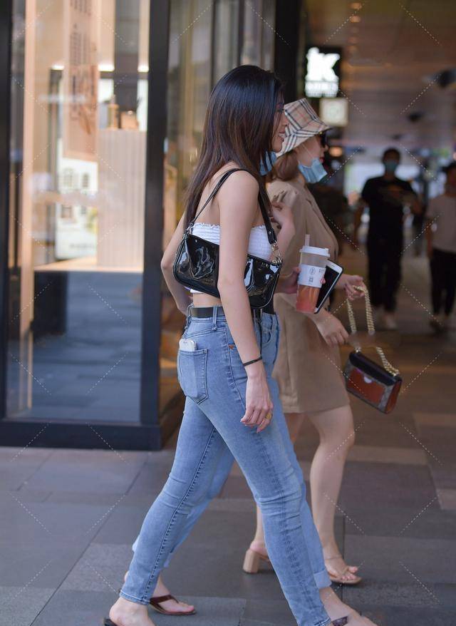 高跟鞋|黑色绑带背心搭配紫色打底裤，是妹子们注重的环节，给人不同感觉