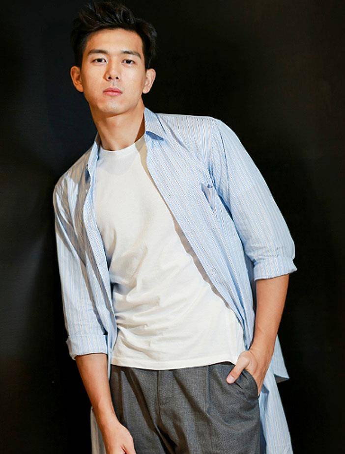 韩商言|李现戏里戏外都太苏！穿浴袍在线撩妹，私服衬衫穿搭变身“校草”