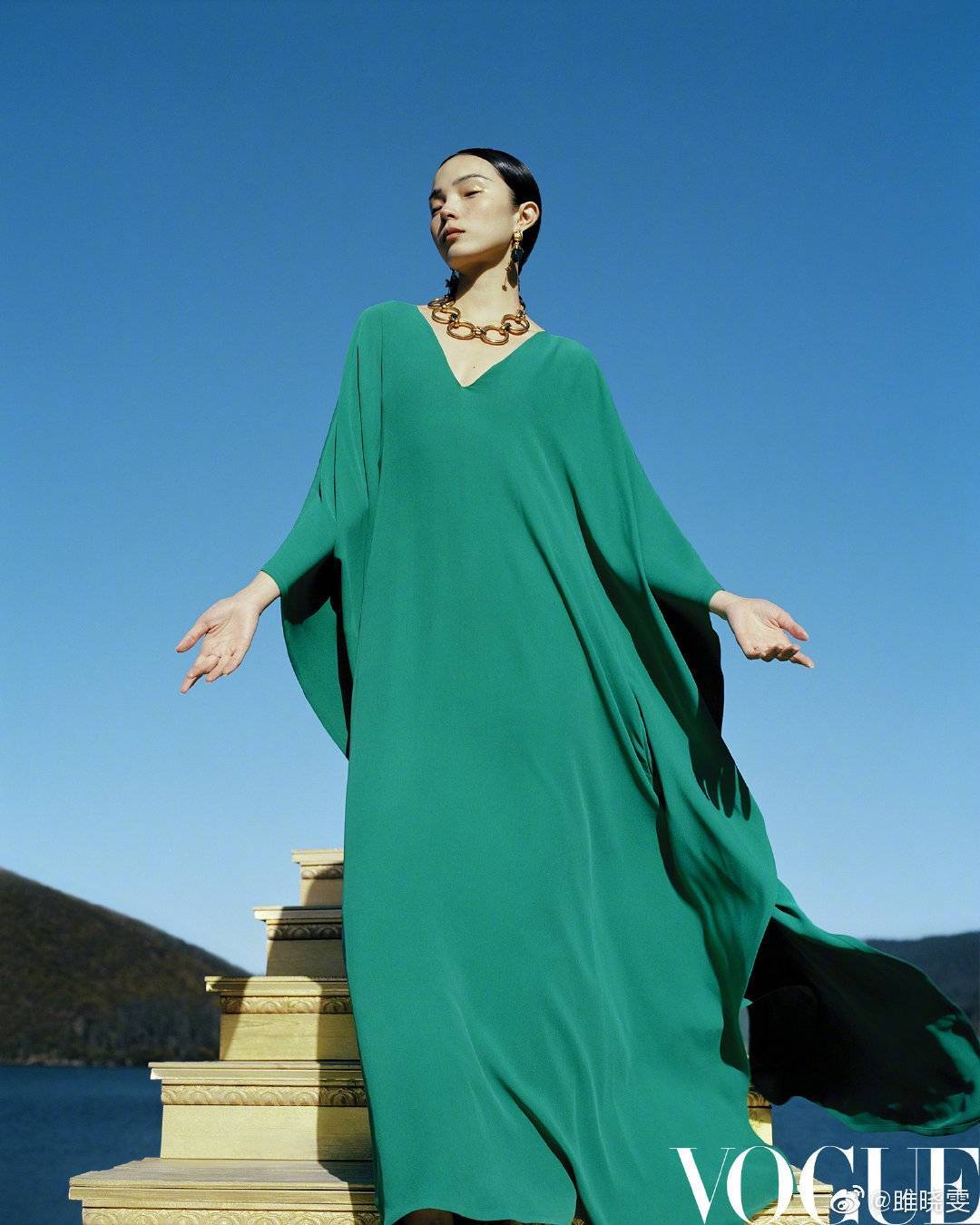 黑色|31岁雎晓雯又美又飒,走下t台的她,带给我们不一样时尚潮搭!