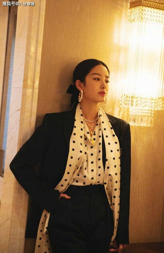 氛围|论气质我只服杨采钰，黑色西装搭配波点衬衫摩登复古，浪漫又高级