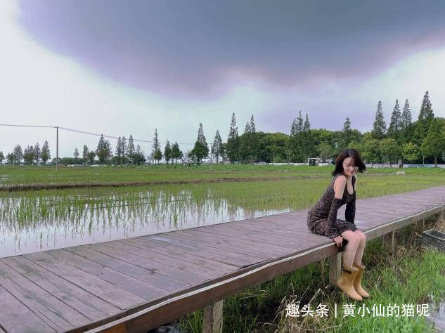 面部|短发的张馨予别有风韵，穿低领连衣裙秀凹凸曲线，女人味十足