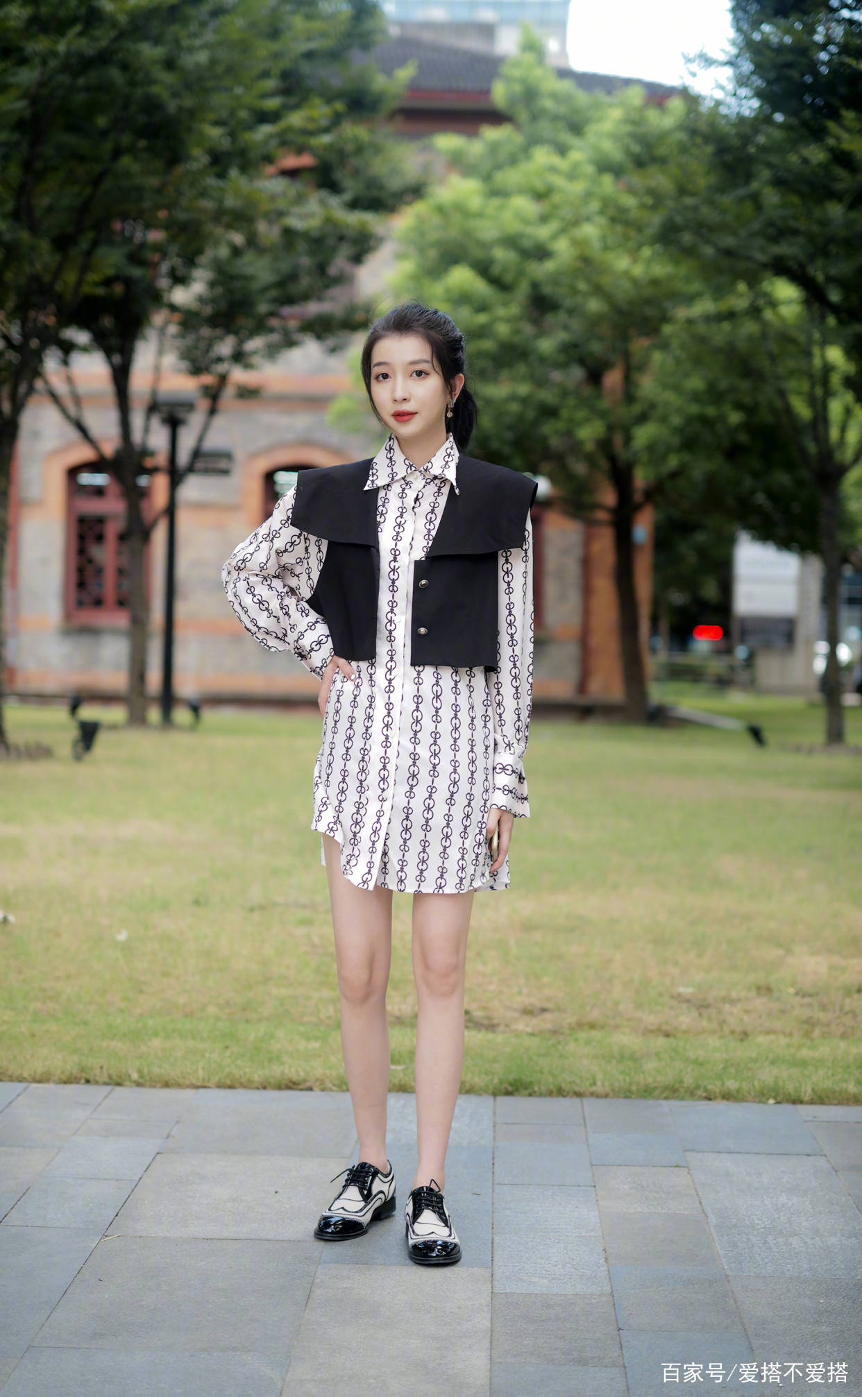 显高|今夏，“衬衫”更时髦打开方式：搭配这“5条裤子”，洋气又显高