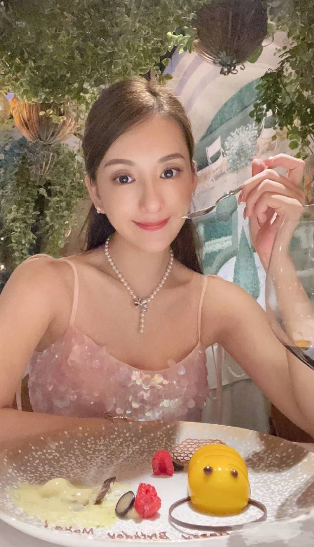 郭富城晒旧照为方媛庆生不够隆重,方媛补办生日,身旁未见郭富城