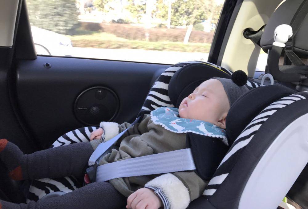开车出门游玩，一家人加个婴儿也算超载？交警：都是为了大家的安全