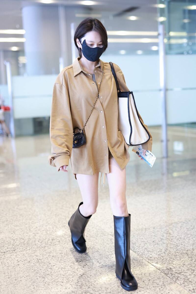 设计|张馨予真不怕热，炎炎夏日穿“骑士靴”，造型倒是很有潮流感