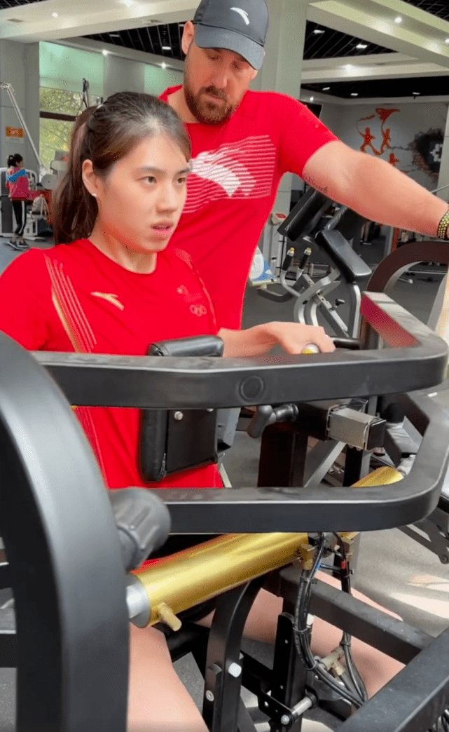 张雨霏备战全运周末不休,撸铁100斤 负重70斤引体向上_训练