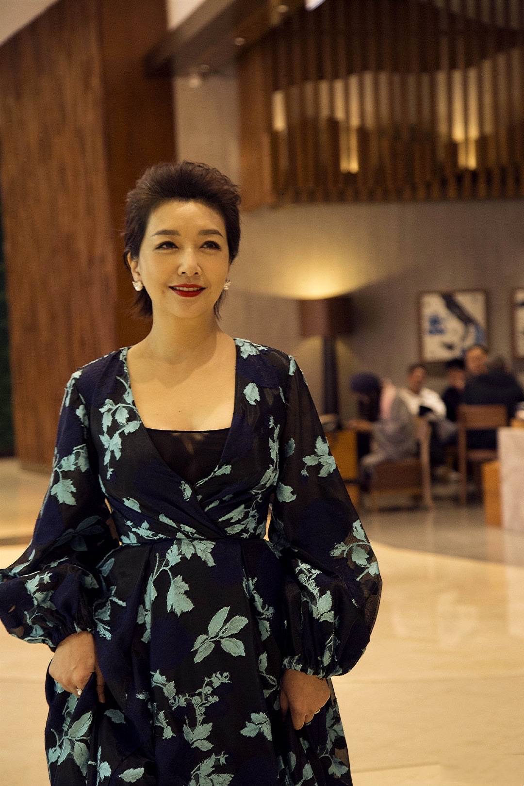 宫廷范|江珊真的是“时光美人”，穿花苞印花裙明艳高贵，侧卧如沉睡女王