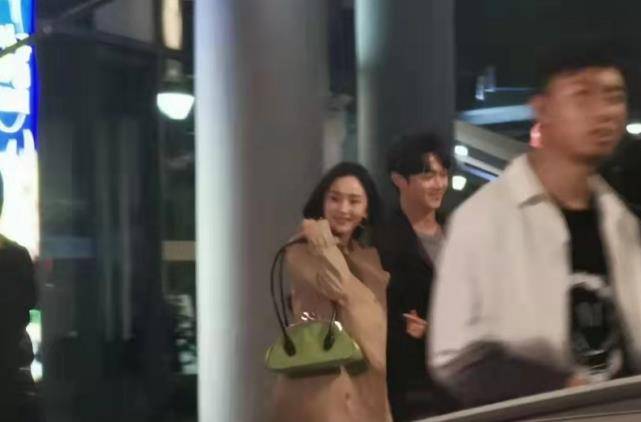 二八定律|杨幂拍戏太累？生图路透法令纹抢眼显老十岁，穿60块回力鞋撑国货