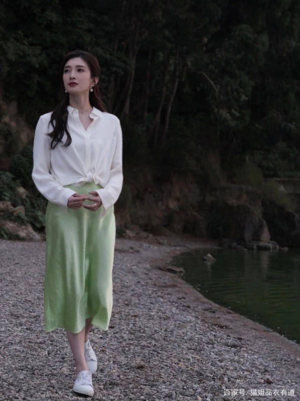 视觉|1米68的江疏影体重还不过百，穿白衬衫下摆“塞裙腰”，优雅耐看