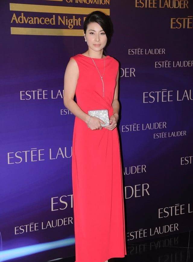 郭晶晶|郭晶晶不愧是“阔太太”，一袭亮片旗袍裙优雅高贵,气质绝佳