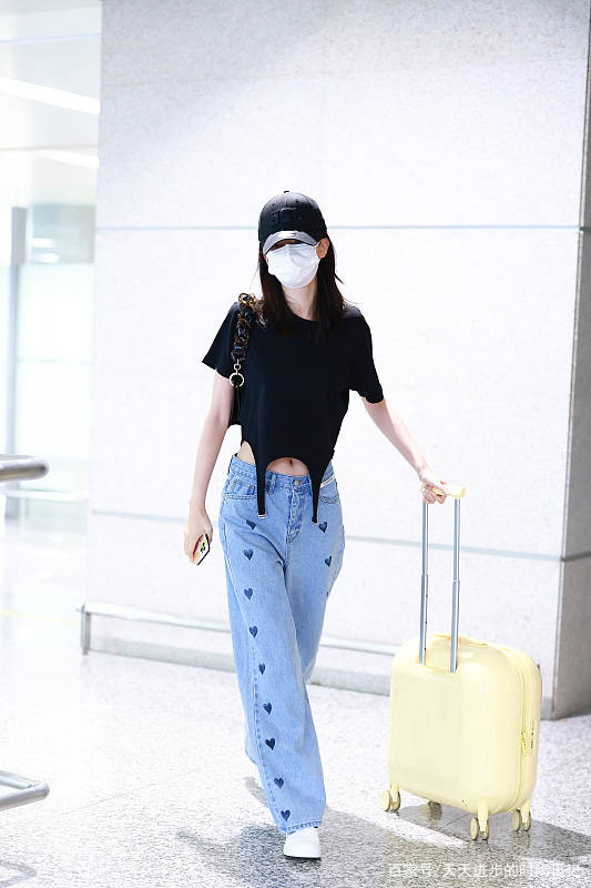 真会|乔欣真会穿，蓝色短袖条纹衬衫配牛仔中裤清爽帅气，很有气质