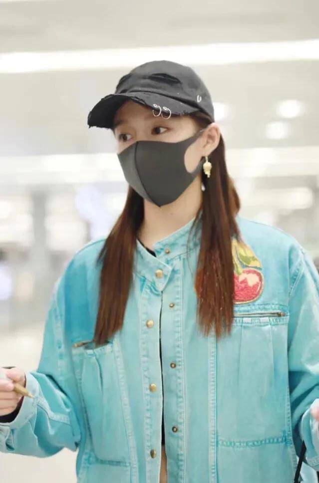 示范|关晓彤示范匡威的正确穿法：将鞋带“缠绕”在脚踝上，时尚满分！