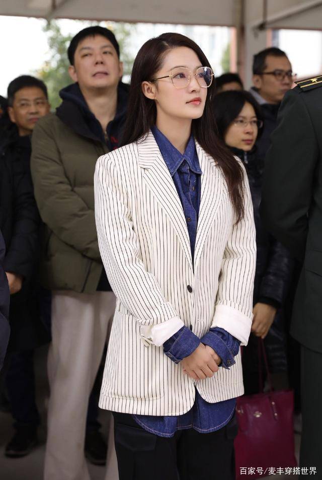黑色|不愧是戏剧科班出身，李沁穿白色珍珠裙亮相，气质拿捏得妥妥的