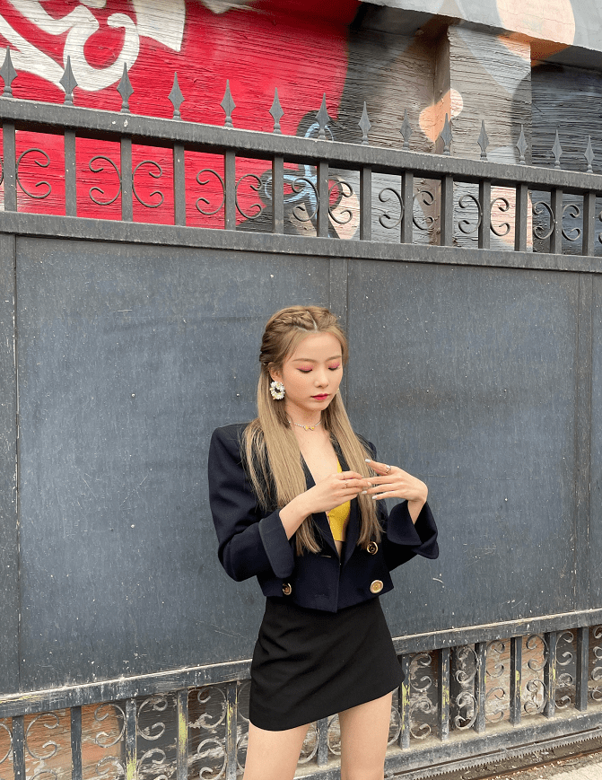 下装|韩红徒弟挺有女团气质的，穿西装直接搭内衣，色彩配得挺吸睛的