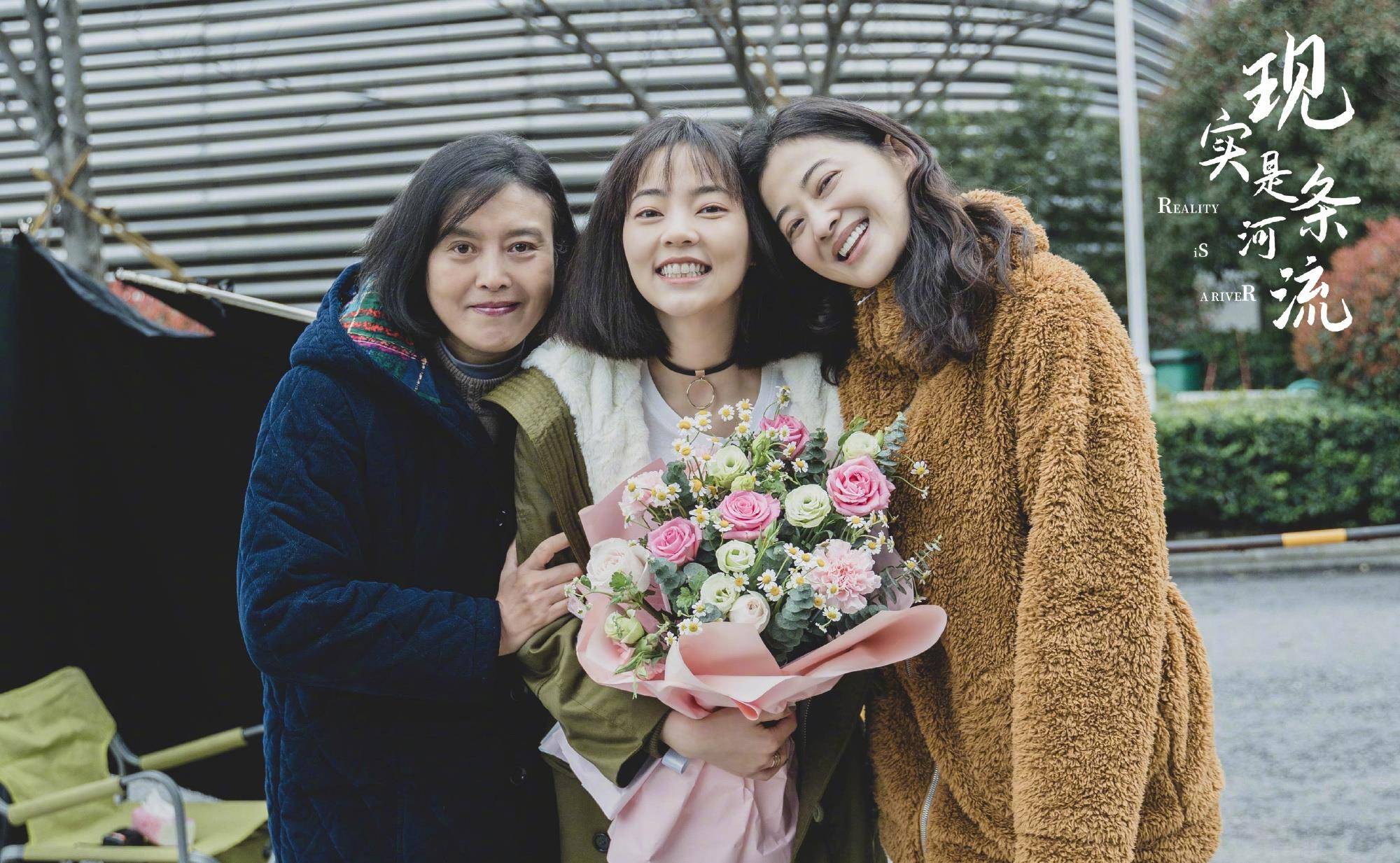 显得|梅婷新戏杀青老公探班，孙红雷前女友罕见出镜，老公发福她暴瘦