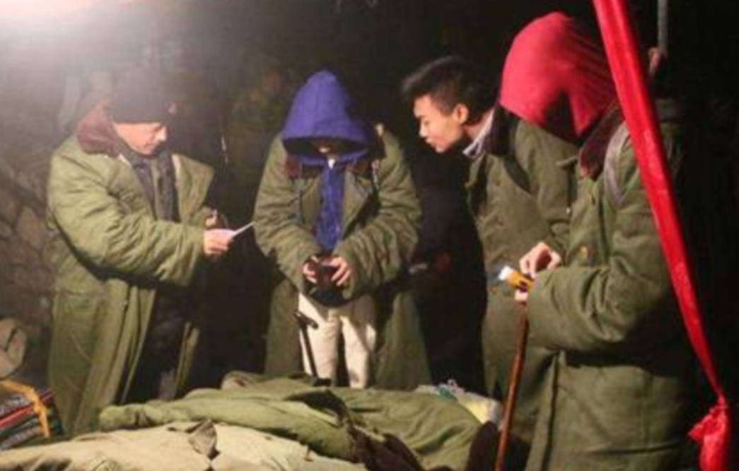 棉大衣|军大衣发明100多年，曾在我国风靡一时，为何07年被我军淘汰！？