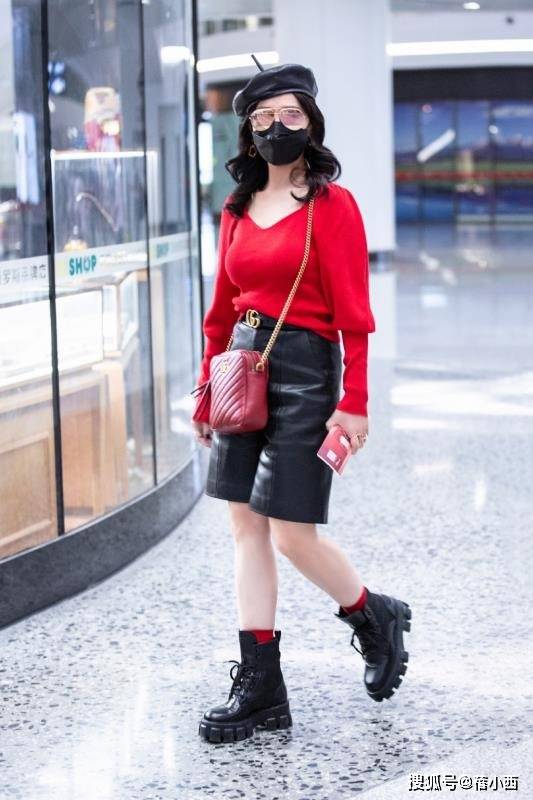 黑色|66岁赵雅芝的早秋穿搭太成功,红色毛衣配皮短裤,比年轻人还时髦