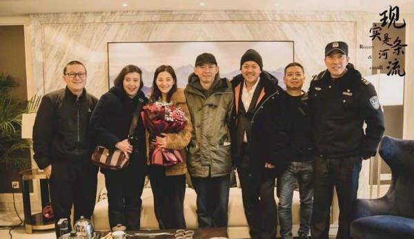 老公|梅婷新戏杀青，她留卷发意外洋气，孙红雷前女友罕露面太显心酸