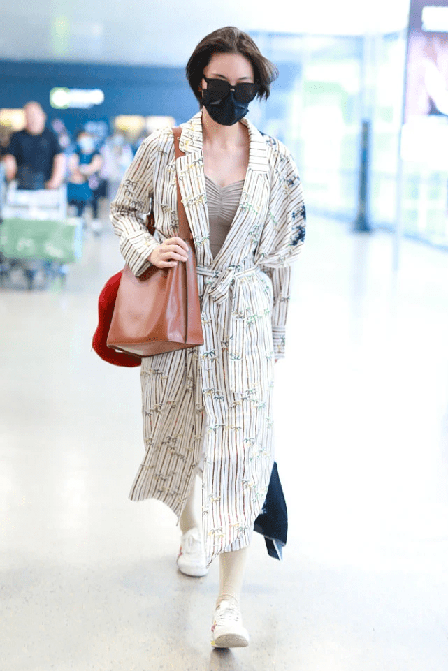 设计|张馨予真不怕热，炎炎夏日穿“骑士靴”，造型倒是很有潮流感