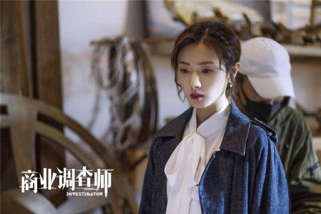 一手|万茜机场穿衣低调，一手拉行李一手游戏机，被演戏耽误的游戏大神