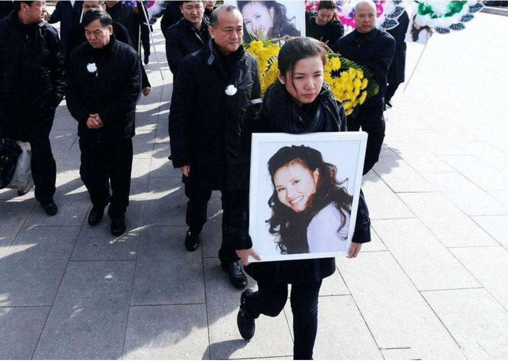 赵安的贪婪不仅毁掉了自己的人生,也毁掉了妻子的人生