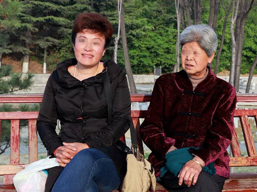 杨姐|生二胎还是抱孙子，两个44岁母亲的不同抉择，结局很真实