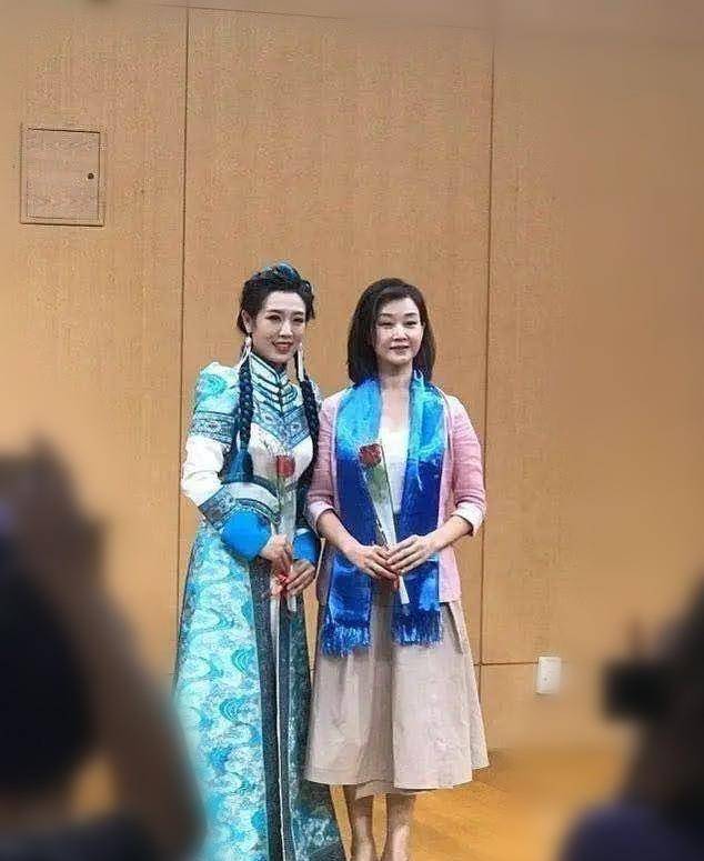 设计|宋祖英很懂往“嫩”了穿，穿粉色西装配半裙，55岁看起来就像25岁