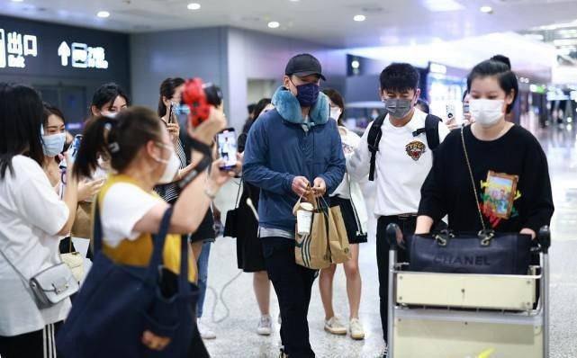 吴奇隆|吴奇隆虽然比王耀庆大3岁,可是同框好像弟弟,穿虎头T恤挺可爱