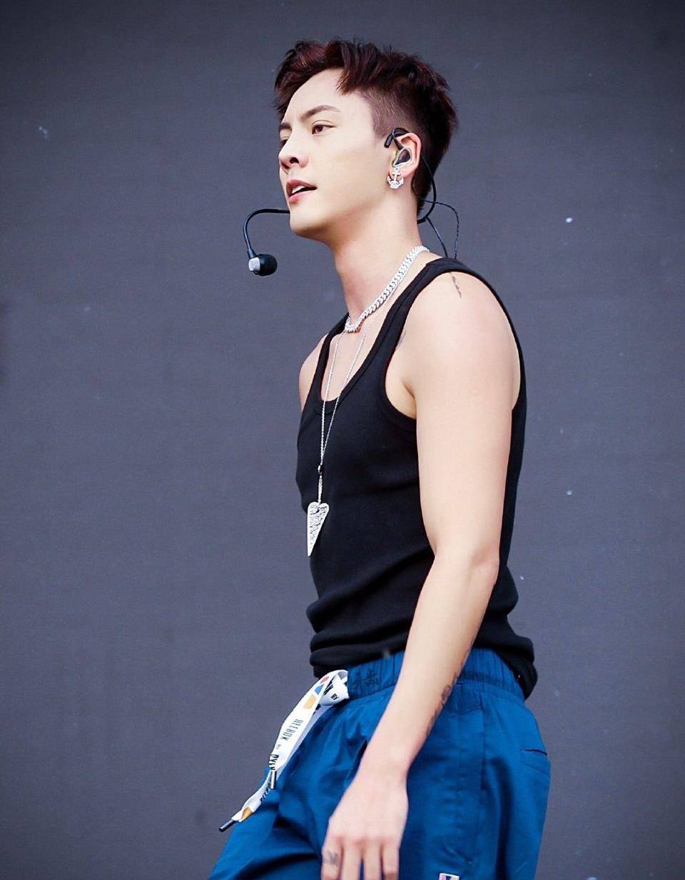 夏天|背心穿搭大赛，陈立农黄明昊华晨宇等上榜，有你家爱豆吗？