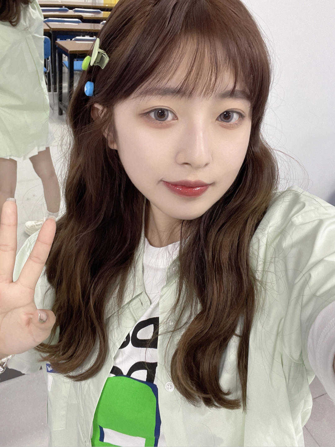 土黄色|秋天不建议直接穿T恤，这样“叠穿法”高级洋气，主要能提升气质