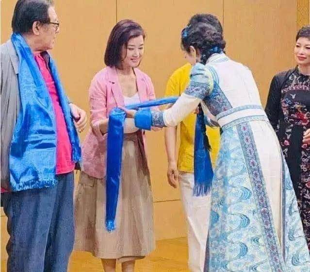 设计|宋祖英很懂往“嫩”了穿，穿粉色西装配半裙，55岁看起来就像25岁