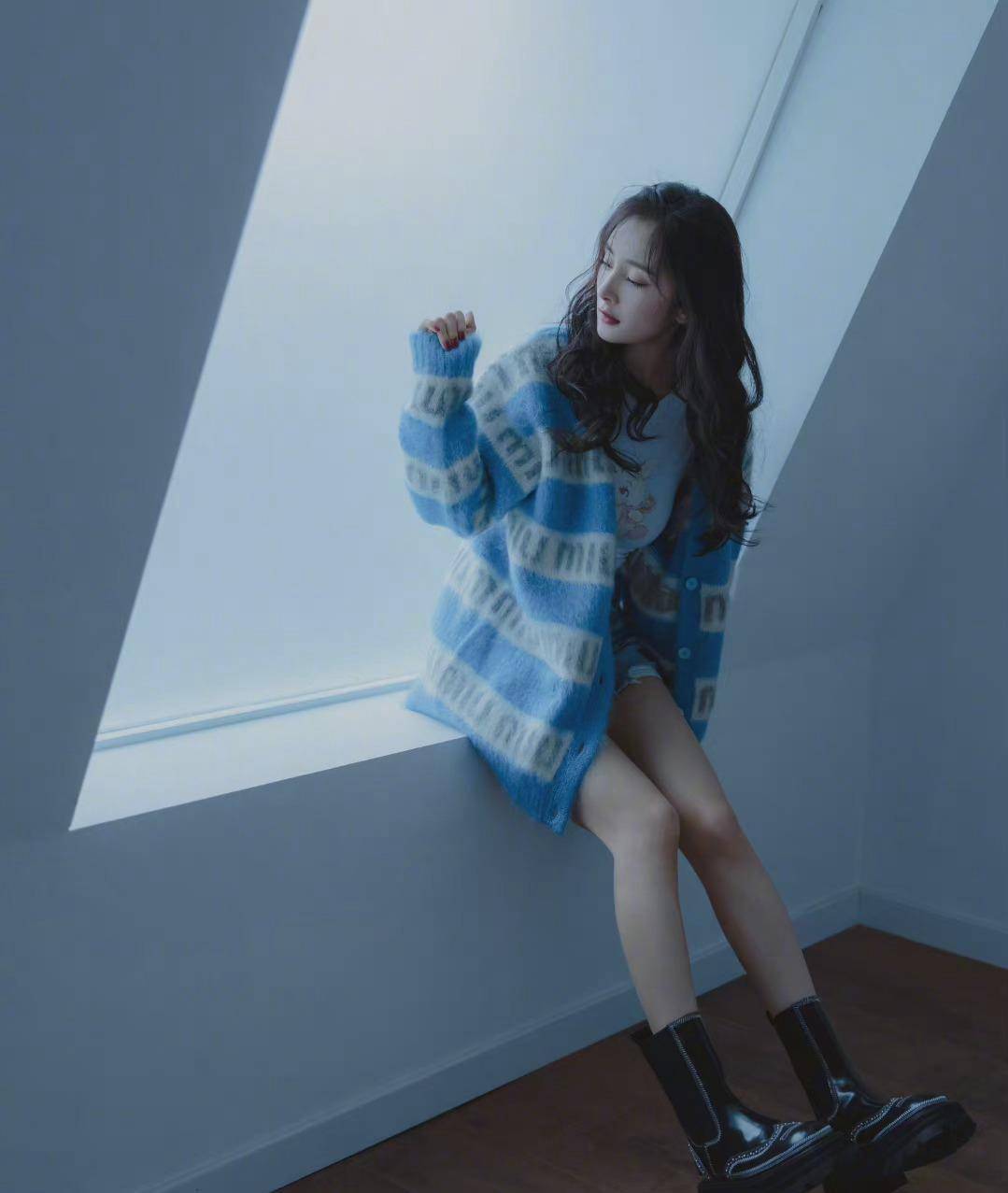 叛逆|杨幂是要走“叛逆路线”?绿色挑染个性又前卫,玩下衣失踪秀美腿