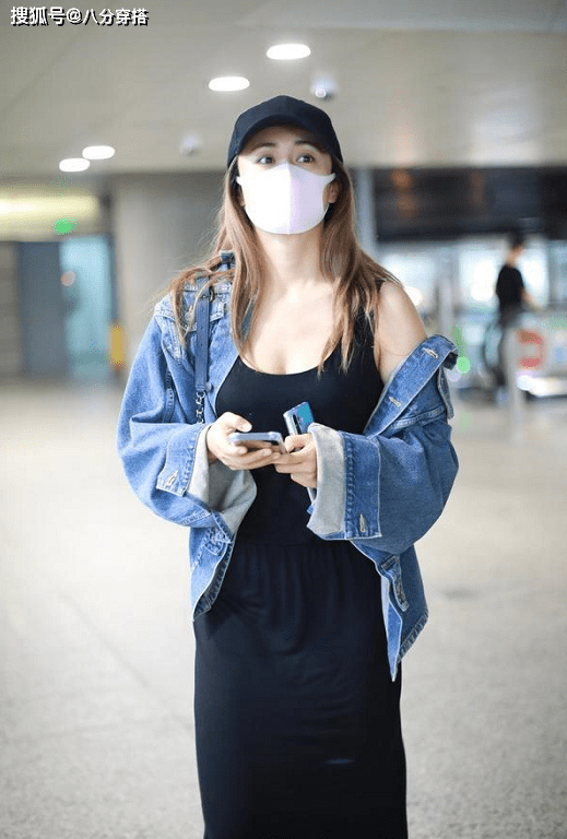郑钧|刘芸真给郑钧长脸，牛仔外套配黑色吊带裙简约随性，洋气舒适
