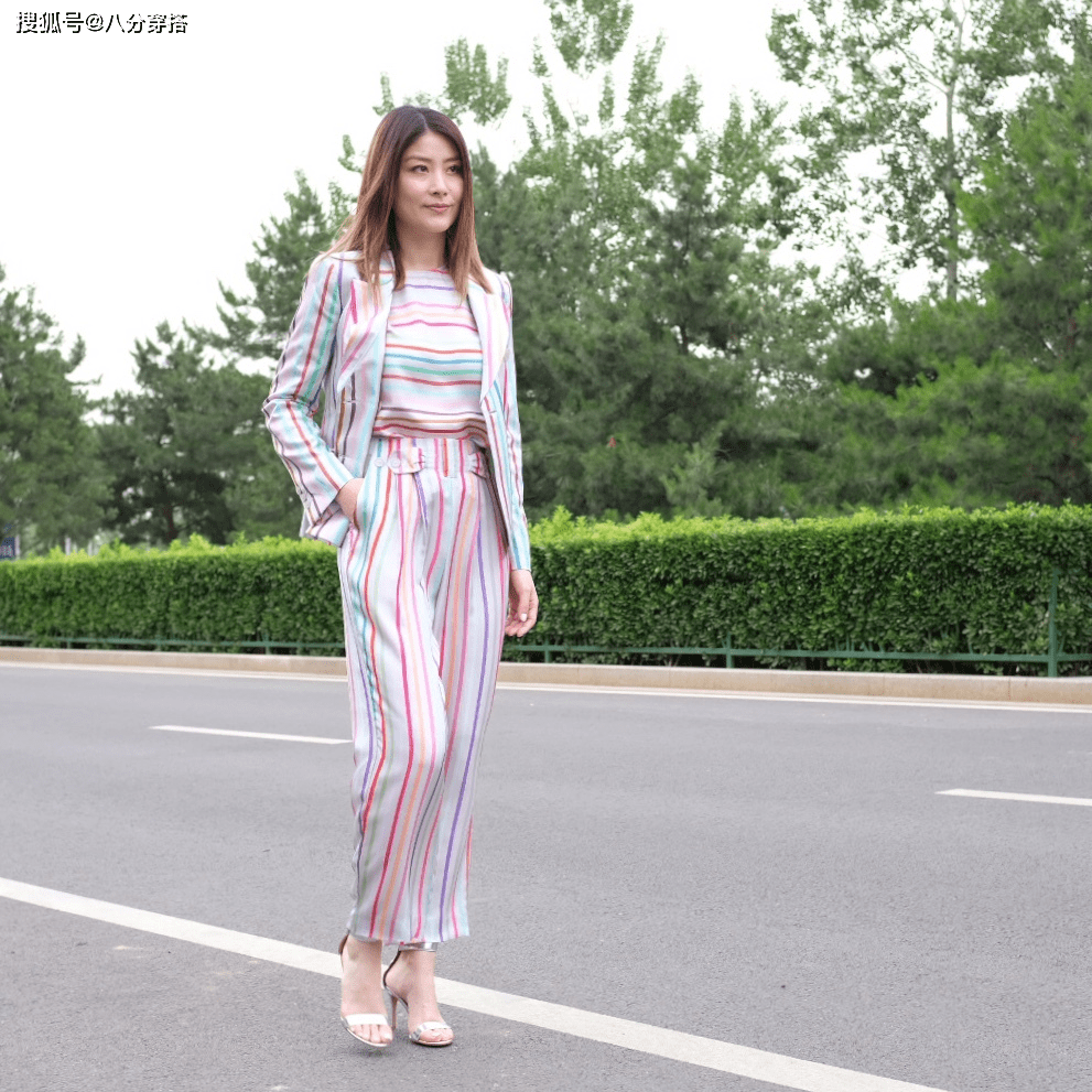 陈慧琳|陈慧琳的气质真不是吹的，一袭镂空连衣裙高挑精致，气场全开