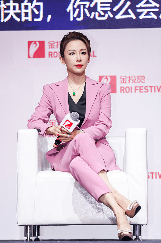 视觉|桌球冻龄“女神”潘晓婷都39岁了，但看脸还似少女，穿粉西装真甜