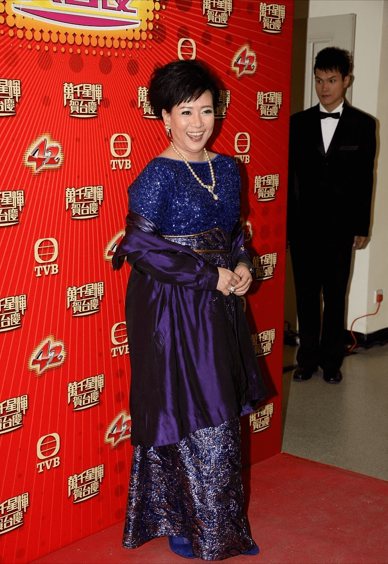 身材|商天娥穿出了“微胖美精髓”,深蓝色亮片连衣裙端庄稳重,真贵气