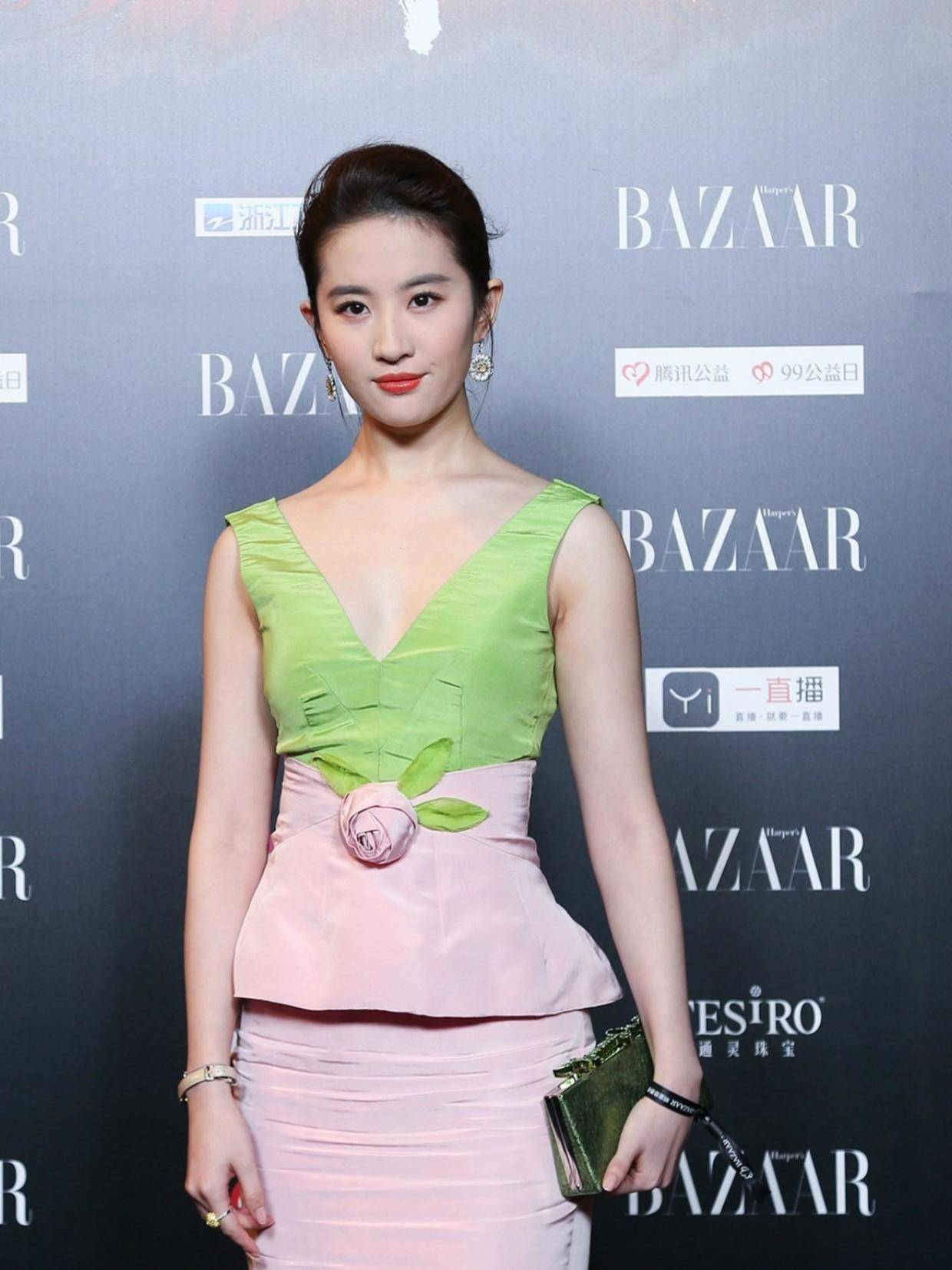 饱和度|刘亦菲不愧是盛世美颜,红绿拼色礼服温婉高级,就她能穿出这效果