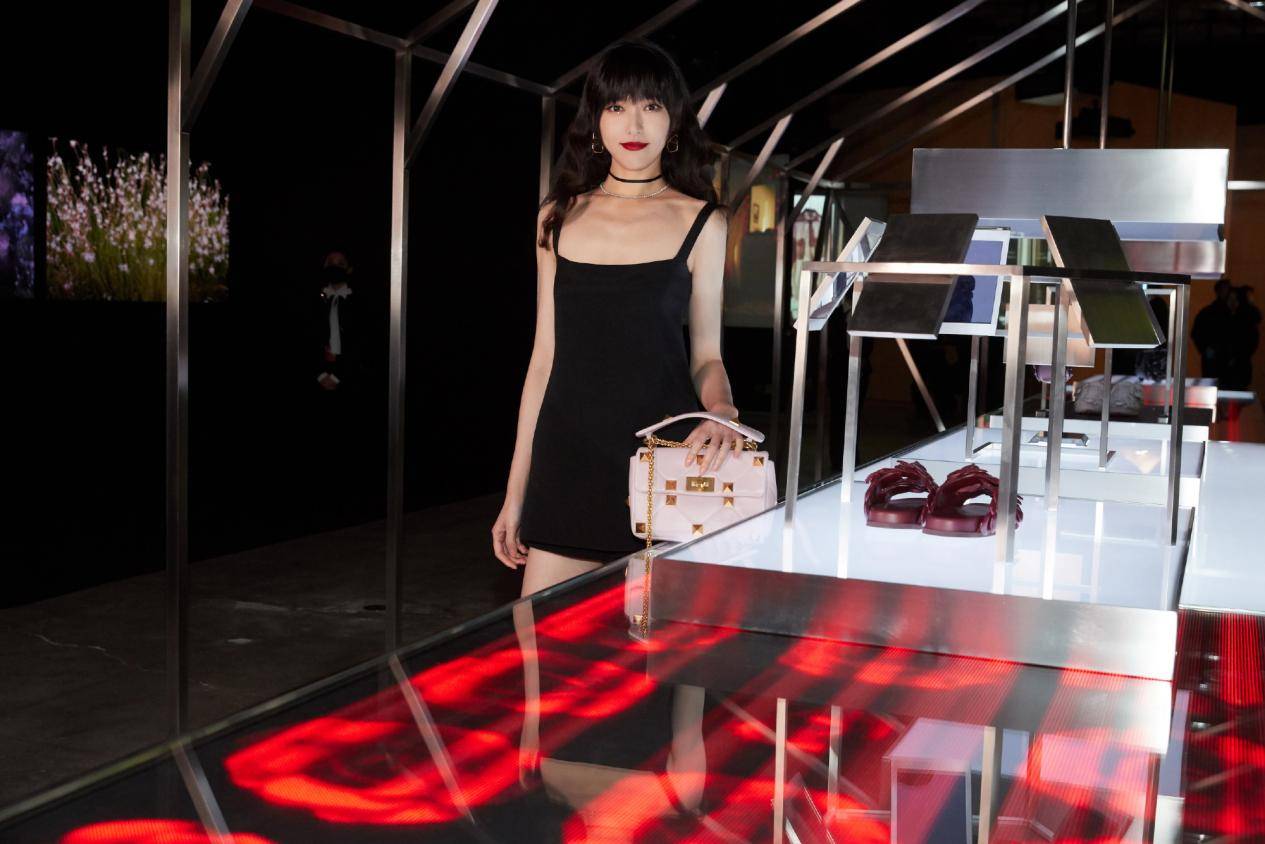 身材|唐嫣罕见走机场，穿卡通毛衣配皮裤小腿成身材短板，皮肤似大白墙