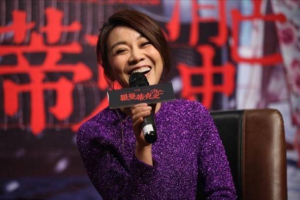 闫妮|童年滤镜碎了，闫妮近照老态明显，但短上衣配紧身裤身材还挺好