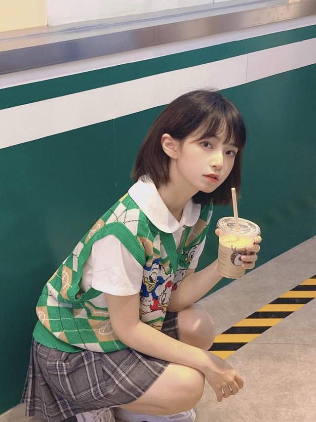 短裙|早秋穿搭指南，毛衣马甲搭白衬衫，下半身穿短裙，甜美俏皮又耐看