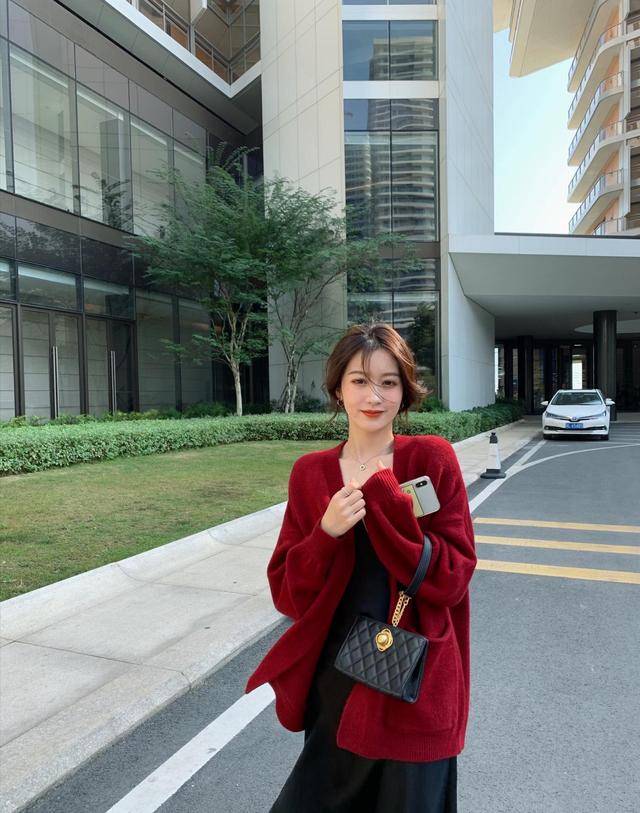 黑色|袖口处则采用的是香槟色的轻纱拼接，白皙的手臂线条在纱中若隐若现