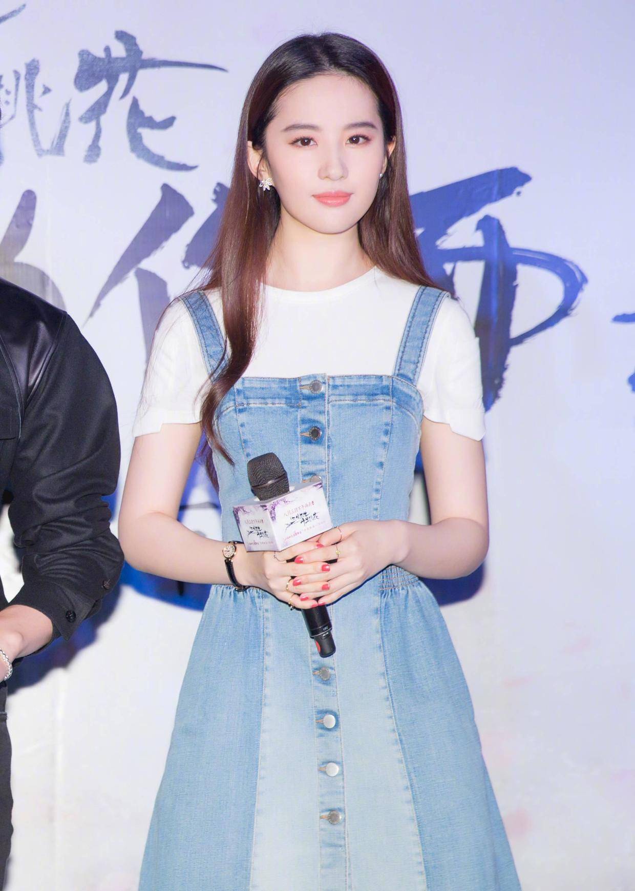饱和度|刘亦菲不愧是盛世美颜，红绿拼色礼服温婉高级，就她能穿出这效果