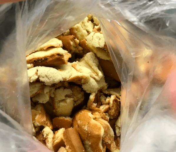 经济|宝妈低价购买“蛋糕边”引争议，父母给娃吃“边角料”寒酸吗？